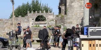 Tele 5 elige Oia para grabar un capítulo de su serie “Vivir sin Permiso”