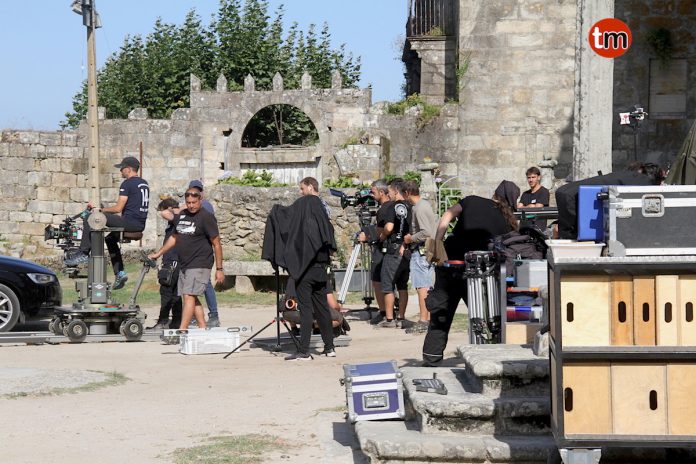 Tele 5 elige Oia para grabar un capítulo de su serie “Vivir sin Permiso”