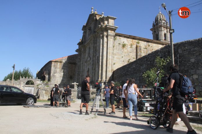Tele 5 elige Oia para grabar un capítulo de su serie “Vivir sin Permiso”