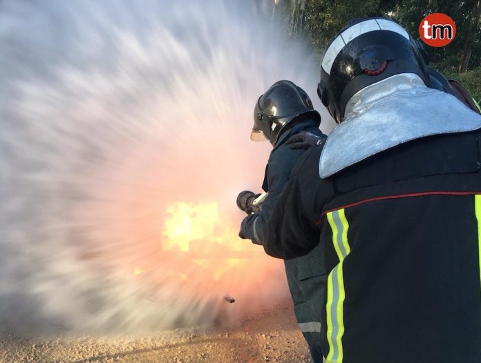 aperarios_baiona_instrucciones_ges El GES imparte clases prácticas de cómo extinguir un incendio a operarios del Concello de Baiona