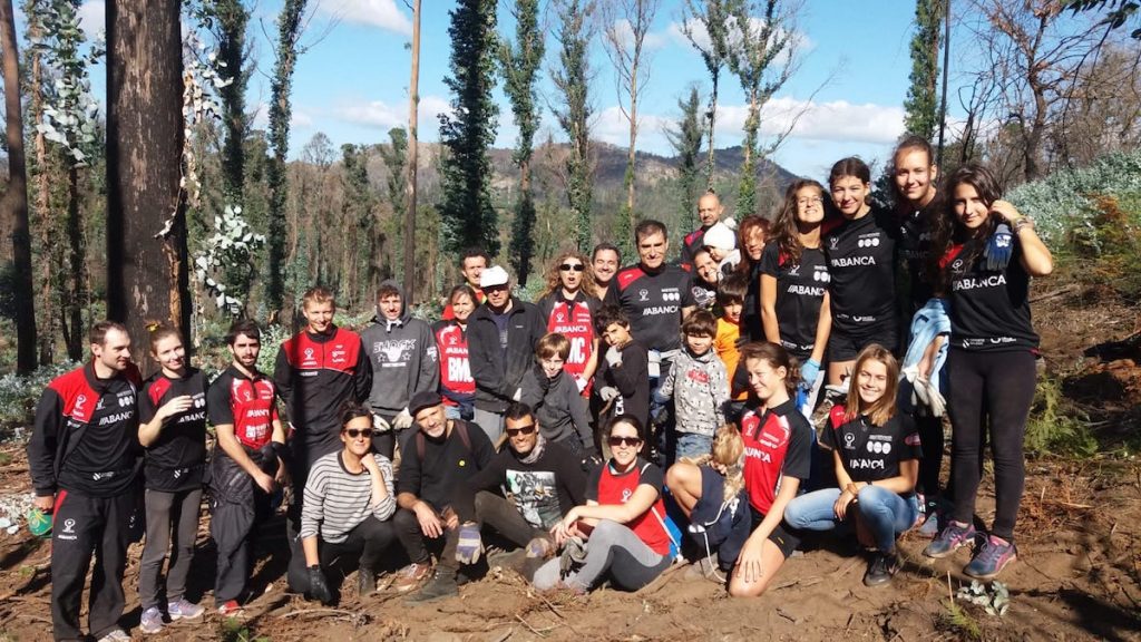 Membros da Agrupación Deportiva Vincios participan nunha xornada de eliminación de eucaliptos