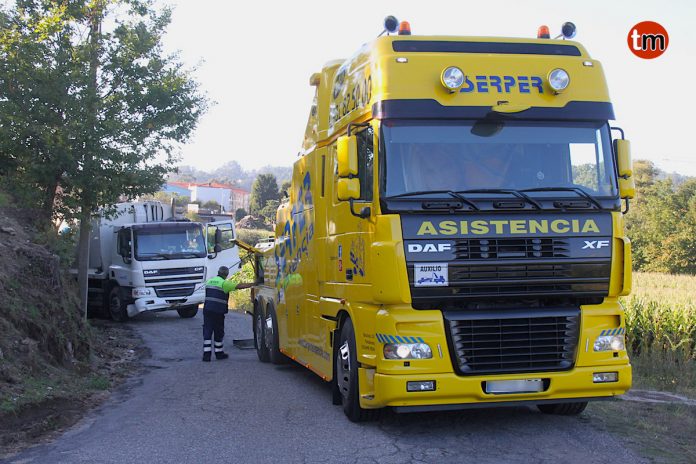 Una grúa de gran tonelaje retira el camión de la basura de Gondomar averiado en una cuneta