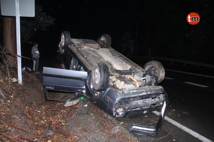 Ilesos tras volcar con su vehículo en Couso