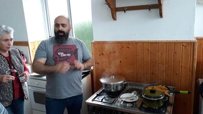 Destacados cocineros gallegos enseñan en A Guarda a elaborar platos económicos, sanos y solidarios