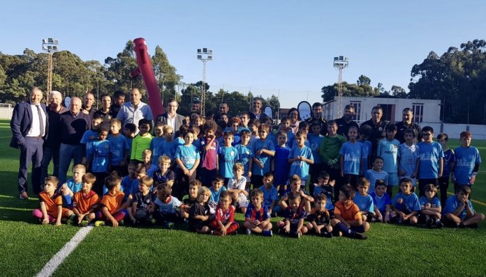 Inauguran el nuevo césped del campo de fútbol de A Sangriña