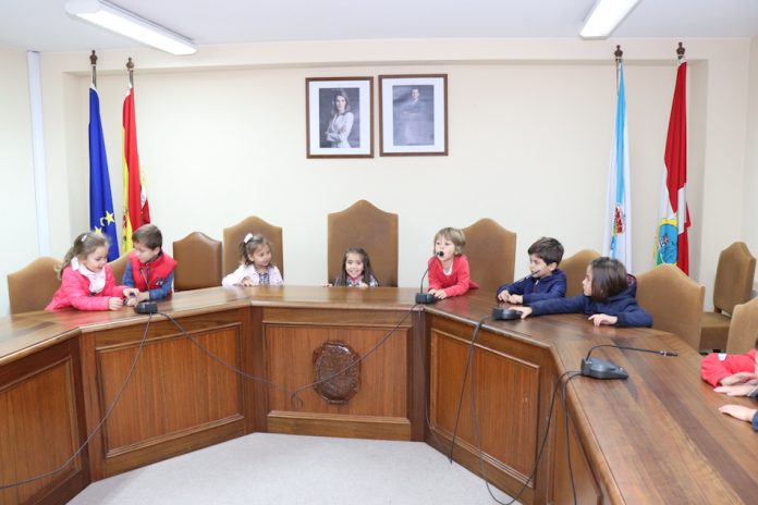 Alumnos de A Guarda visitan las nuevas instalaciones del Concello