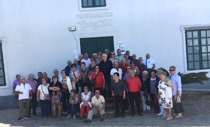 128 jubilados de Nigrán visitan la Isla de Arousa