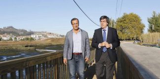 Una nueva pasarela de madera evitará atropellos a peatones pontella en playa Ladeira