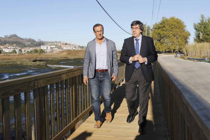 Una nueva pasarela de madera evitará atropellos a peatones pontella en playa Ladeira