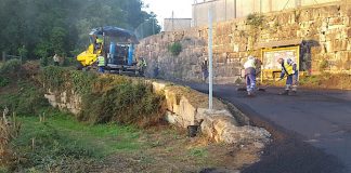 El Concello de Tui está realizando estos días el asfaltado del camino entre As Chans y Os Muiños, en la parroquia de Randufe Se trata de una inversión de 59.899,42€ de los que 49.503,65€ son aportados por la Xunta de Galicia dentro del Plan Marco de Mellora de Camiños Municipais 2018/2019 financiado por el AGADER. La actuación comprende una superficie de 3.840 metros cuadrados a lo largo de 850 metros del camino, donde se está a mejor la pavimentación.