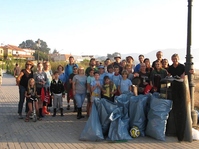 Una treintena de voluntarios recogen 300 kg de basura en la desembocadura del río Muiños