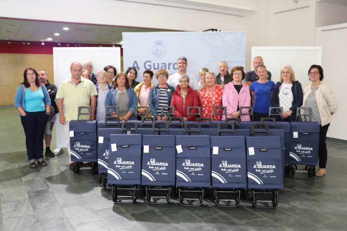 La campaña “A Guarda, todo mui preto” repartió cien carros de compra