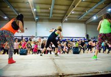 La instructora nigranesa Nuria Méndes imparte una masterclass de zumba en Mos