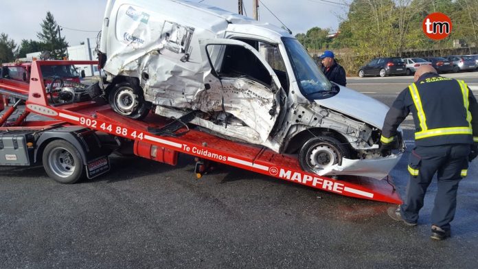 accidente_frontolateral_tomino1 Dos heridos en una colisión frontolateral en Tomiño
