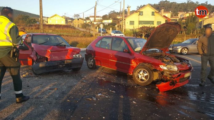 clio_peugeot_cruce_troya_rosal Un herido en una colisión entre dos vehículos en O Rosal