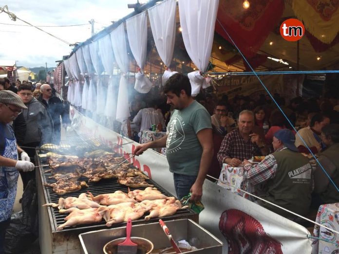 Miles de gallegos acuden a la feria de Santo en Valença