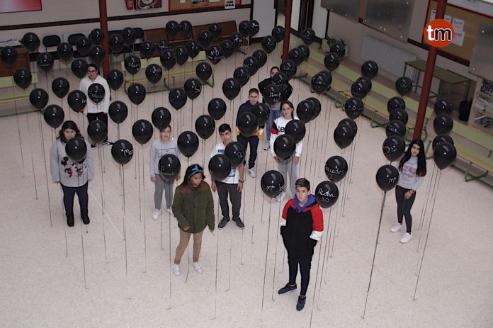 Alumnos del IES Auga da Laxe muestran su repulsa contra la violencia de género con 92 globos negros