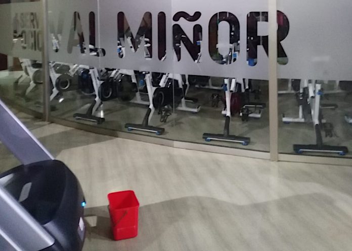 goteras_piscina Cierran el vestuario femenino de la Piscina de A Ramallosa por goteras