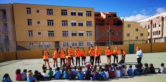 Las jugadoras del Mecalia visitan un centro escolar en Las Palmas
