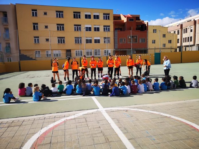 Las jugadoras del Mecalia visitan un centro escolar en Las Palmas