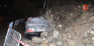 La caída de un muro de piedra por el temporal causa daños a un vehículo en Nigrán
