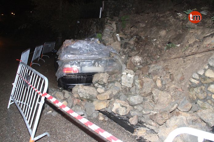 La caída de un muro de piedra por el temporal causa daños a un vehículo en Nigrán