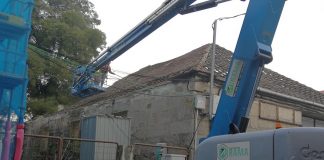 Comienza la demolición de la cubierta de la nave de la calle Camilo José Cela en Tui