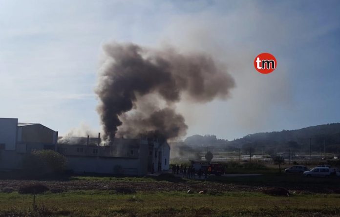 Arde una nave industrial en A Guarda