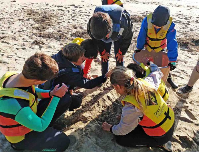 ninos_sscuela_vela_mrcyb Baiona acoge el I Taller de sensibilización ambiental sobre el impacto del plástico en el medio marino