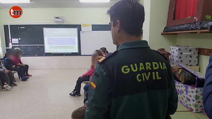 La Guardia Civil imparte charlas a escolares de Goián sobre el acoso escolar o el peligro en internet