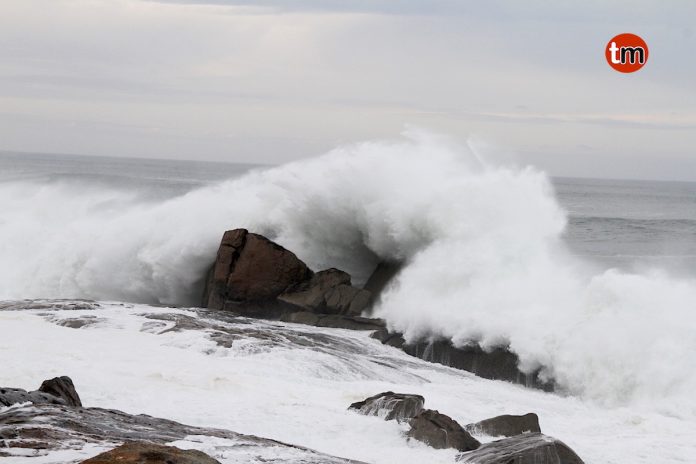 Olas de casi siete metros en Cabo Silleiro obligan a cerrar la Playa Concheira en Baiona