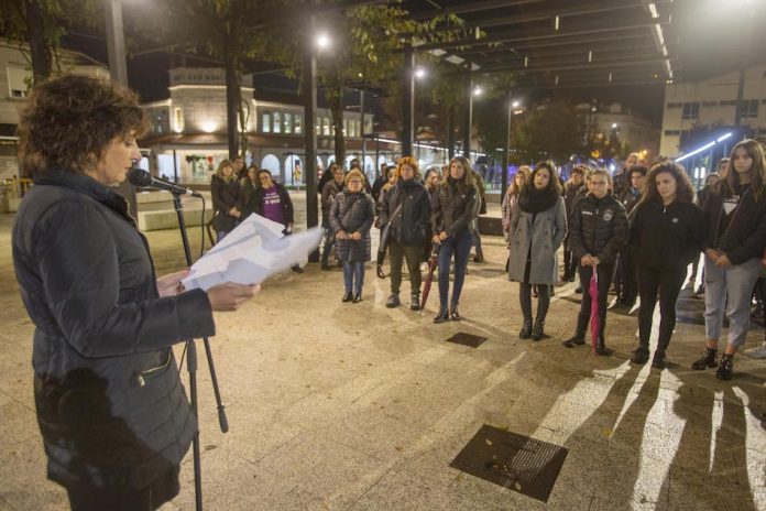 Tomiño tínguese de negro para rexeitar a violencia machista