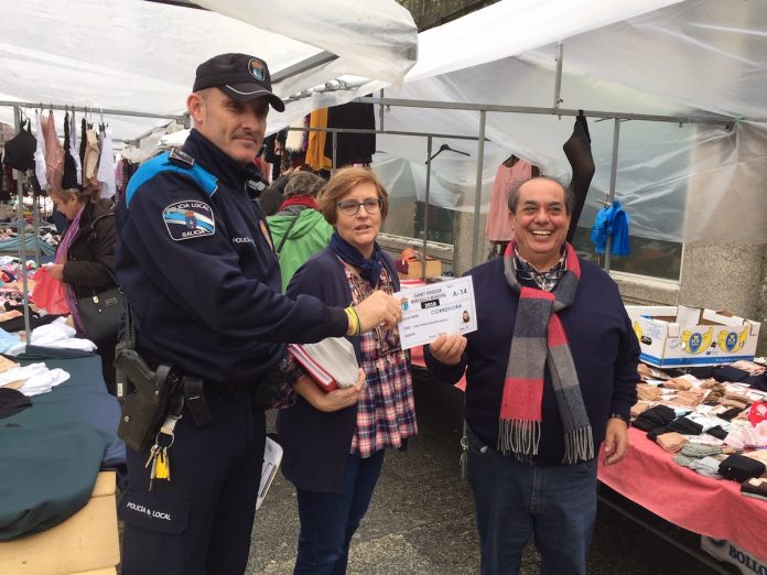 Entregan los primeros carnés a los vendedoras ambulantes del mercado semanal de Tui