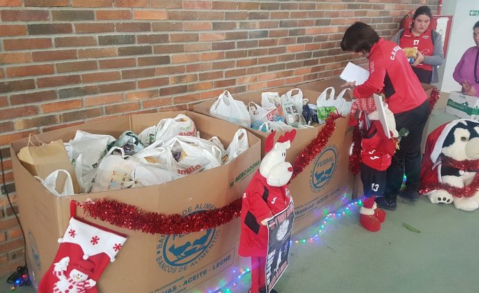 El CB Nigrán encesta más alimentos que nunca en la V edición de su Torneo Solidario de Navidad