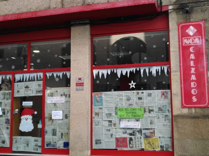 Comercios de O Val Miñor aparecen empapelados para mostrar cómo sería la vida sin los pequeños negocios