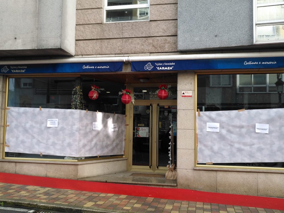 Comercios de O Val Miñor aparecen empapelados para mostrar cómo sería la vida sin los pequeños negocios 