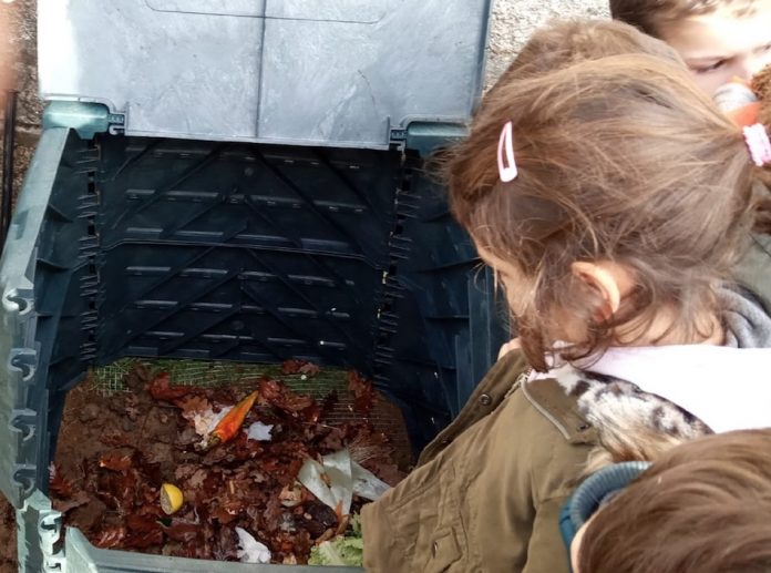 compostaxe_nenos_orosal Pequenos do María Zambrano do Rosal apúntanse á compostaxe