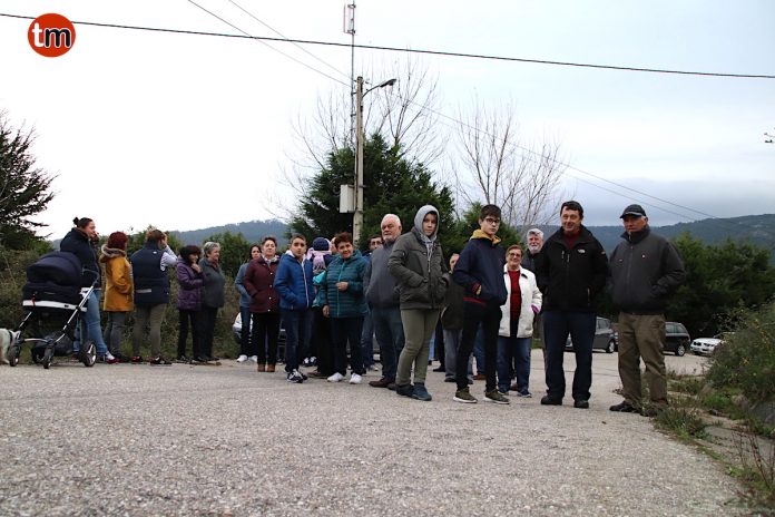 concentracion_poste_tv_baredo Vecinos de Baredo protestan por la “inexistente” señal de televisión