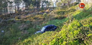 Herida una joven al caer con su vehículo por un terraplén en Baredo