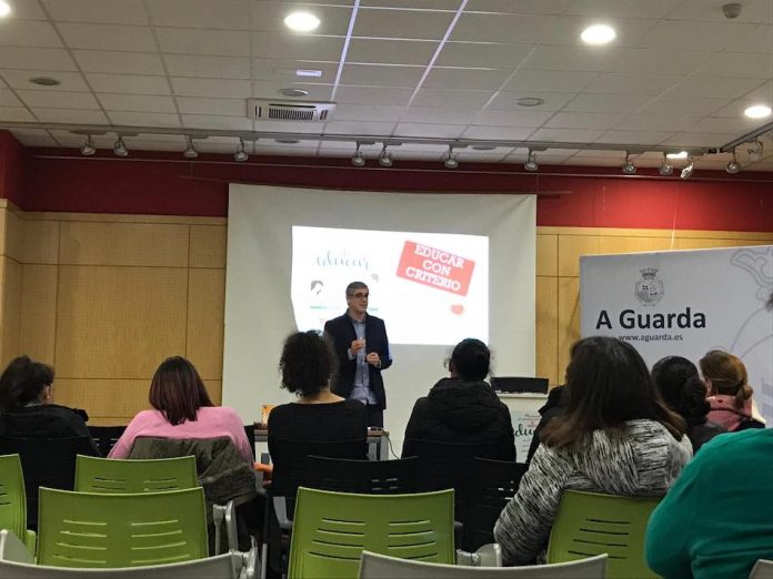 A Guarda celebra la última charla de “Manual de instrucciones para educar”