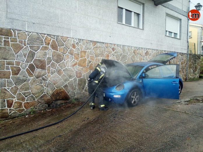El GES sofoca el incendio de un vehículo en Baiona