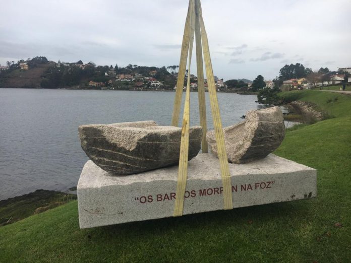os_barcos_morren_na_foz Dos esculturas en piedra homenajean a las antiguas tradiciones de pesca en Nigrán