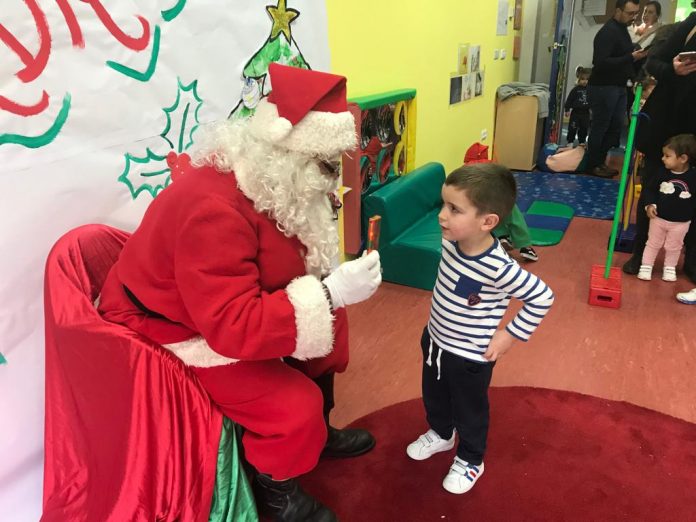Papá Noel y los carteros reales visitan los colegios de Nigrán