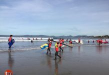 Los Papanoeles surferos regresan a la playa de Patos Cientos de Papa Noeles toman la playa de Patos