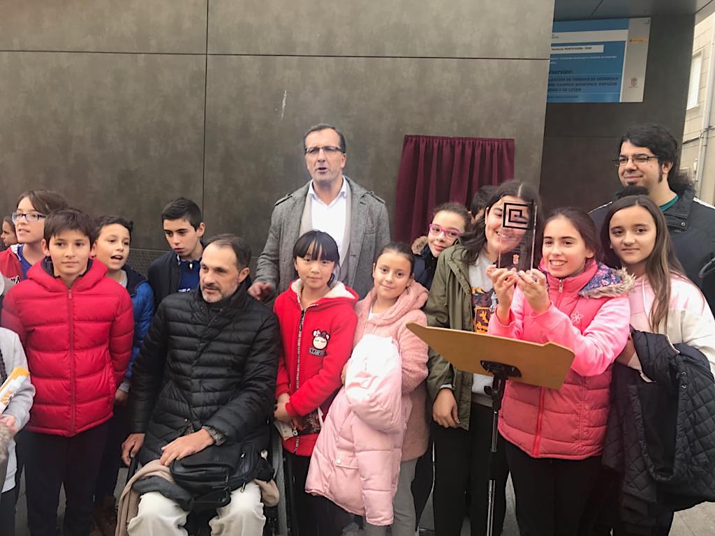 Alumnos del CPI Cova Terreña muestran en globos su visión sobre los derechos humanos