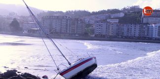 El fuerte temporal deja vientos de 112 km/h, olas de casi 7 metros y un velero encallado en Baiona