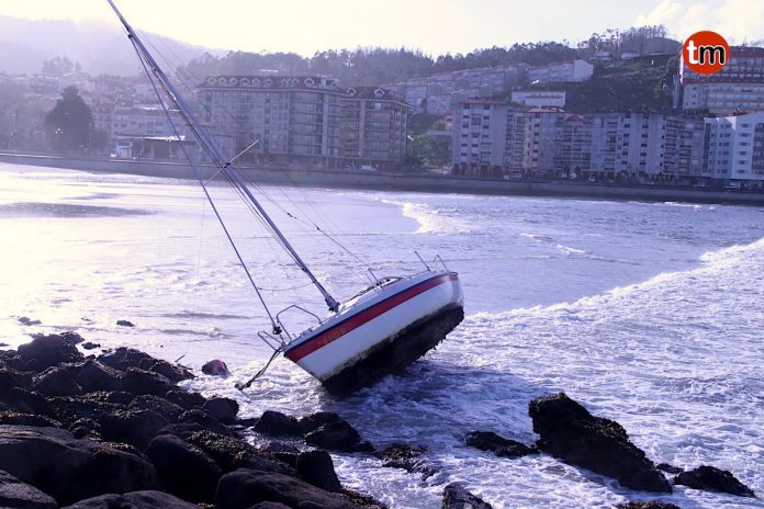 El fuerte temporal deja vientos de 112 km/h, olas de casi 7 metros y un velero encallado en Baiona