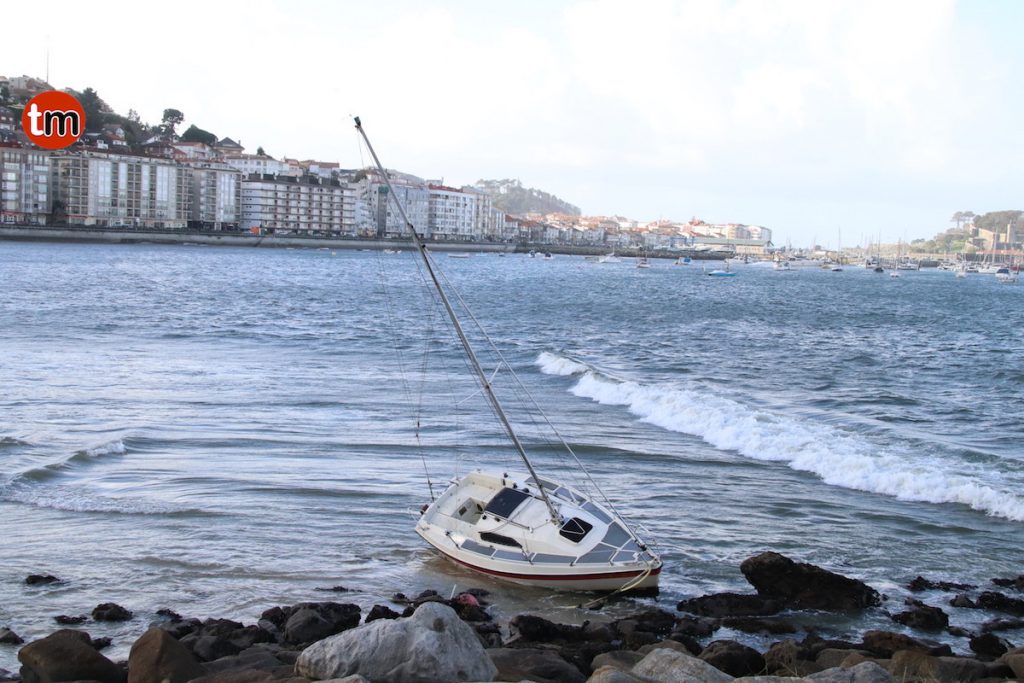 El fuerte temporal deja vientos de 112 km/h, olas de casi 7 metros y un velero encallado en Baiona