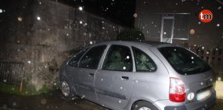 Un coche sin conductor arrolla una moto y se empotra contra una casa en Nigrán
