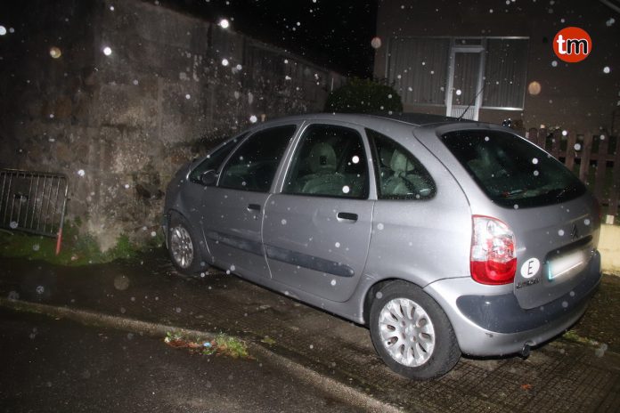 Un coche sin conductor arrolla una moto y se empotra contra una casa en Nigrán